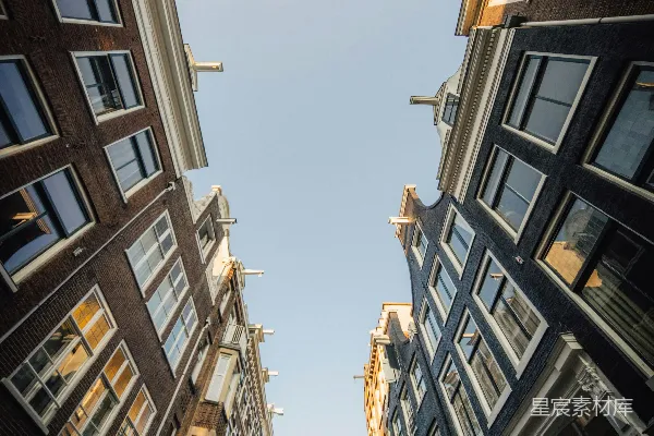 高清摄影 高而窄的建筑在晴朗的天空下排列成街。