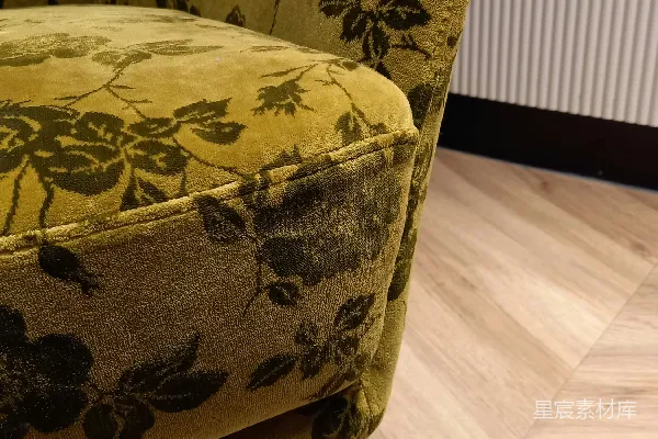 高清摄影 一把带有花卉图案的黄色椅子