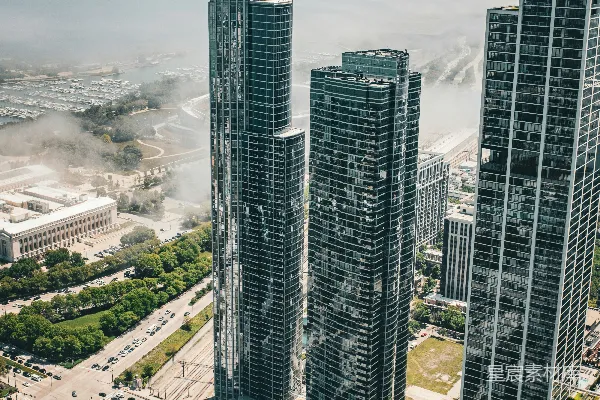 高清摄影 现代城市的航拍视角，展示了摩天大楼、道路和朦胧的天空。
