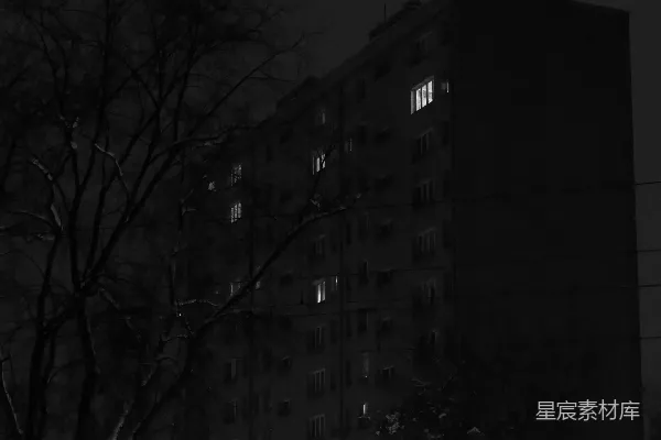高清摄影 夜晚，雪花纷飞的高楼大厦。