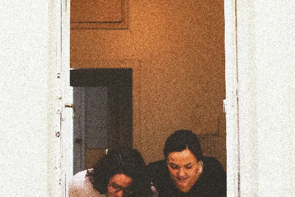 高清摄影 两个女人正在透过窗户看。