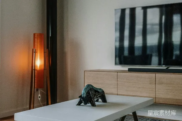 高清摄影 一张桌子上放着一个背包