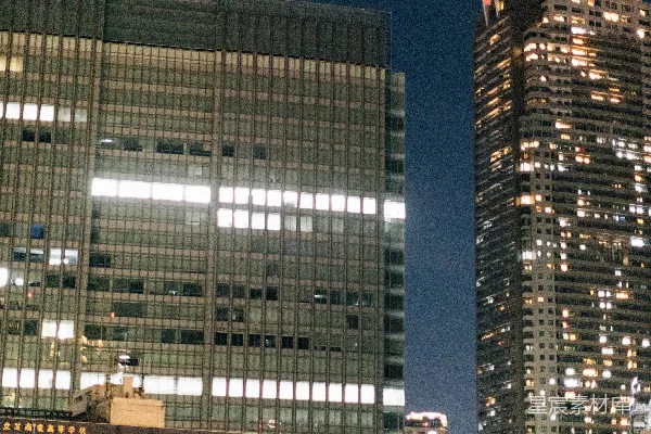 高清摄影 现代摩天大楼在夜晚的黑暗天空下被照亮。