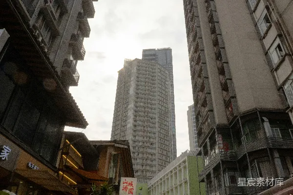 高清摄影 这座现代化的高楼耸立在周围较旧的建筑物之中。