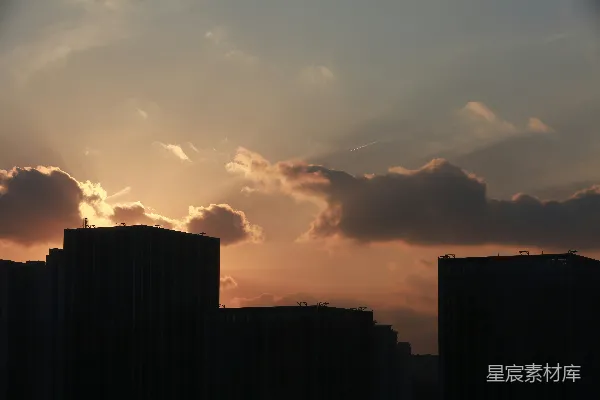 高清摄影 剪影般的建筑在多云的夕阳天空中