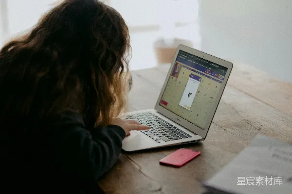 高清摄影 穿黑色长袖衬衫的女人在使用MacBook Air。