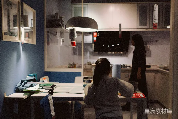 高清摄影 两个人在一个现代化的厨房里。