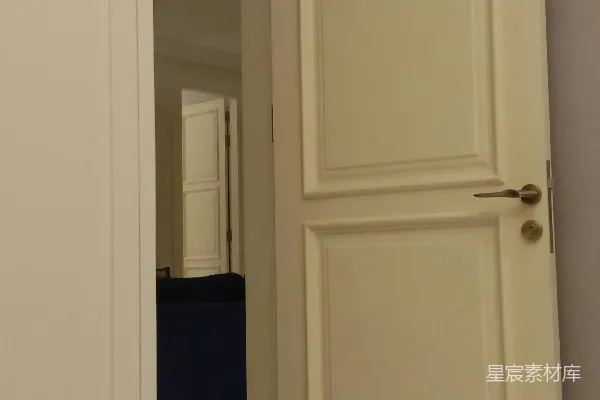 高清摄影 一扇带玻璃窗的白色门