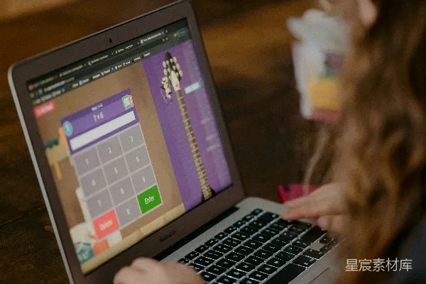 高清摄影 在棕色木桌上使用MacBook Air的人