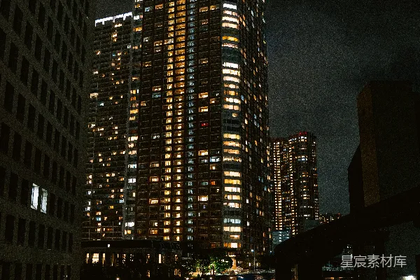 高清摄影 夜晚，高楼大厦的灯火通明倒映在水中。