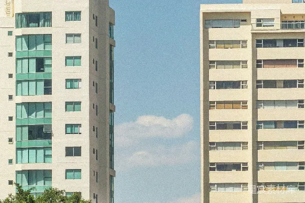 高清摄影 两座现代化的公寓楼矗立在蓝色的天空下。