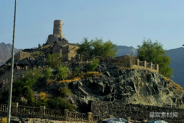 高清摄影 一座高大的山丘，山顶上有一座城堡