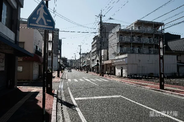 高清摄影 空无一人的城市街道，有建筑物和人行横道。