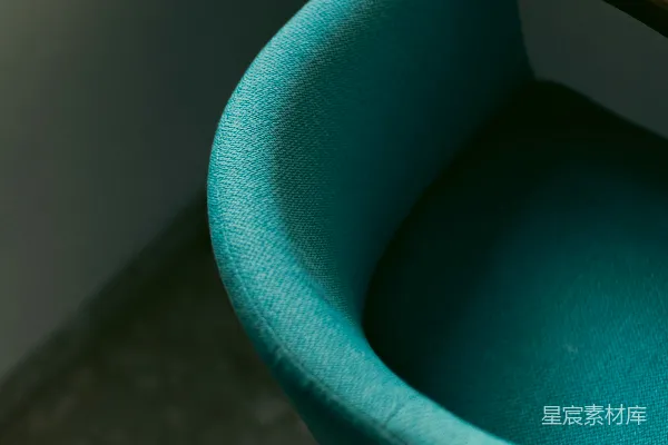 高清摄影 一把蓝色的椅子坐在木桌下面。