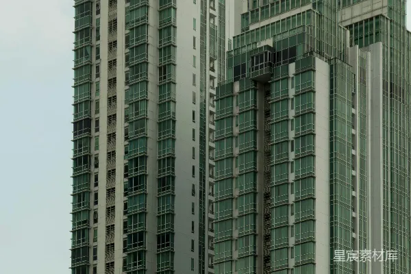 高清摄影 现代玻璃幕墙摩天大楼在多云的天空下。