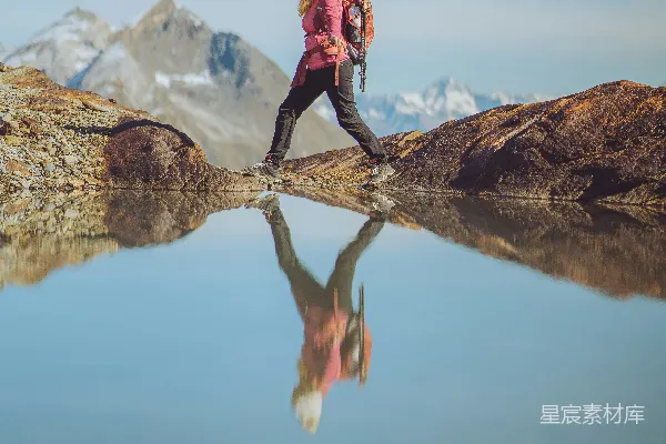 高清摄影 一个人站在湖边的岩石上。