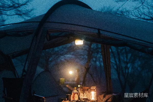 高清摄影 在夜间，开着灯的黑白帐篷