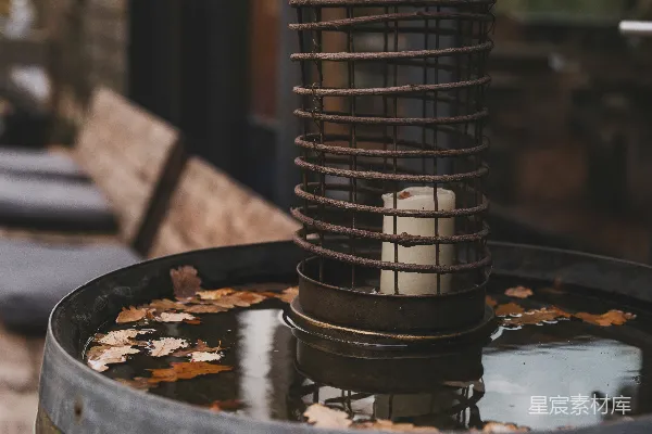 高清摄影 水桶中的烛光古灯