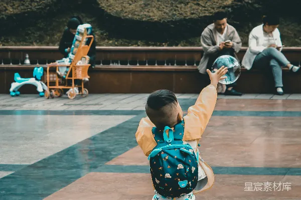 高清摄影 男孩即将握着泡泡。