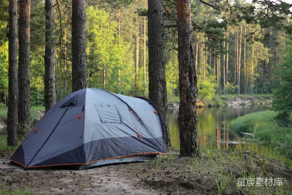 高清摄影 白天湖边的灰黑色帐篷