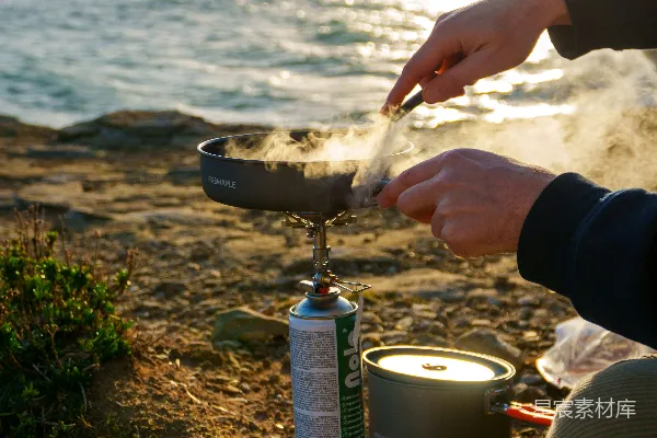 高清摄影 在海边户外烹饪的人