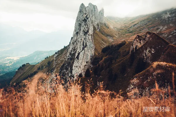 高清摄影 棕色草地附近的棕色山峰在白天的白色天空下