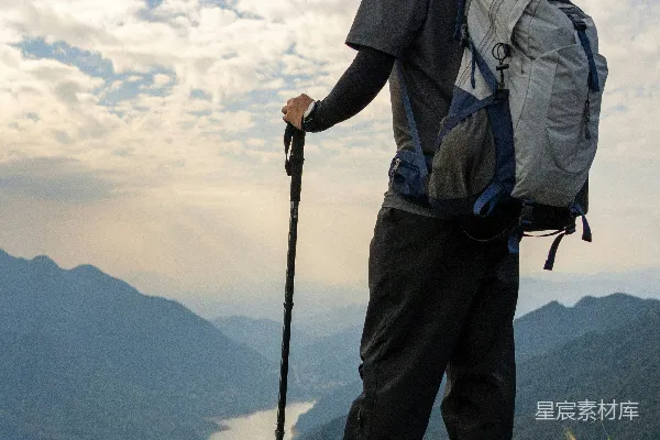 高清摄影 一个背着背包站在山顶上的男人