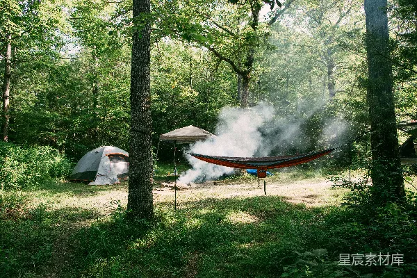 高清摄影 白天的绿色草地上的白色帐篷