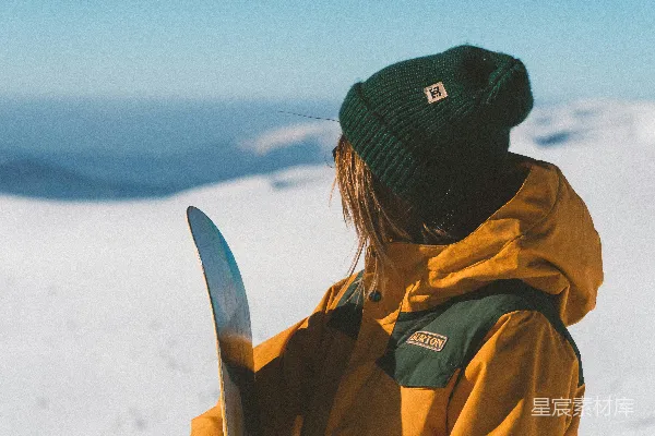 高清摄影 拿着滑雪板的女人