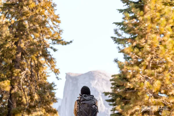 高清摄影 背着背包的徒步者正走向山景