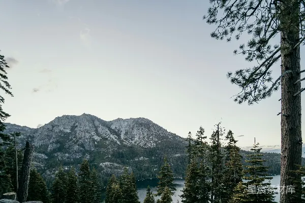高清摄影 山峦之间的水域