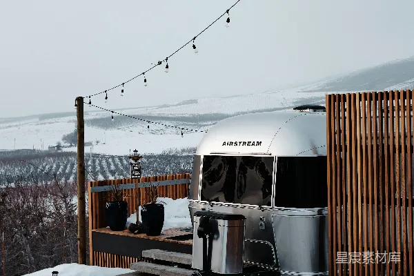 高清摄影 白天雪地上的一列白色和棕色的火车
