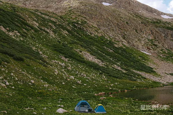 高清摄影 湖边白天的绿棕色山峰