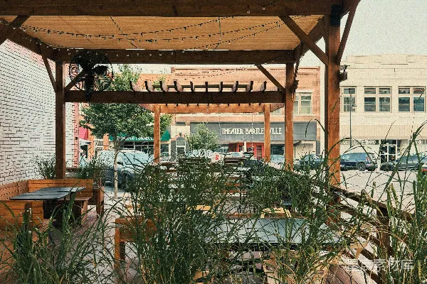 高清摄影 户外露台座椅搭配串灯和植物。