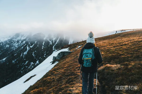 高清摄影 一个人在登山