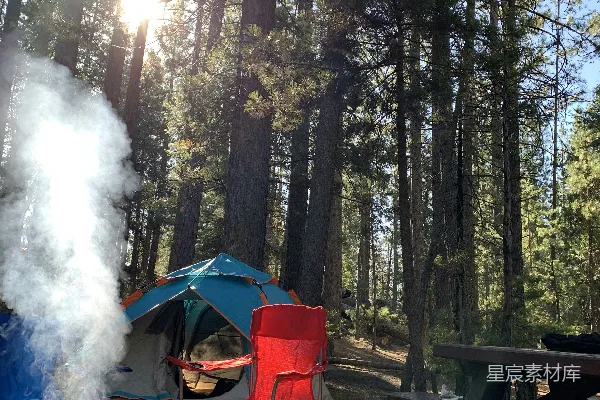 高清摄影 露营地场景，有帐篷、营火和椅子。