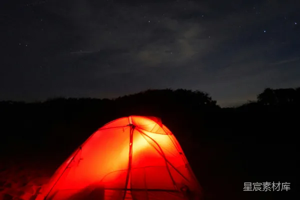高清摄影 在星空下，一个红彤彤的帐篷在闪烁。