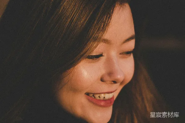 高清摄影 聚焦于微笑女人的选拍