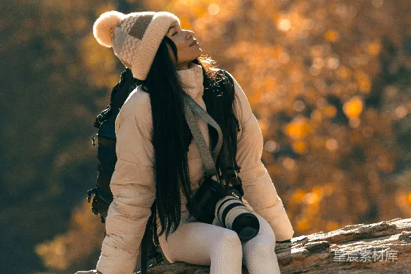 高清摄影 一个女人坐在树林中的树桩上。