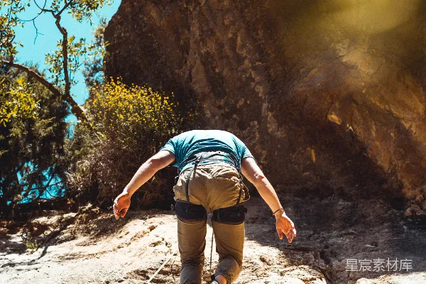 高清摄影 一个男人正在攀爬岩石。