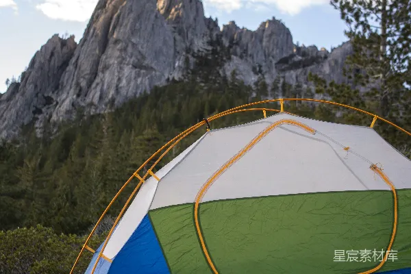 高清摄影 在岩石山景中搭建帐篷，日出时分。