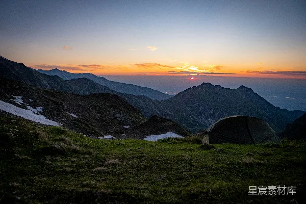 高清摄影 在夕阳下，草坡上的帐篷。