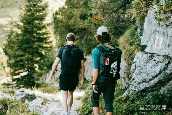 高清摄影 两名徒步旅行者沿着崎岖的山间小路向上行走。