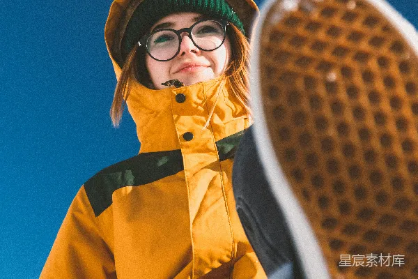 高清摄影 穿着黄色夹克的女人