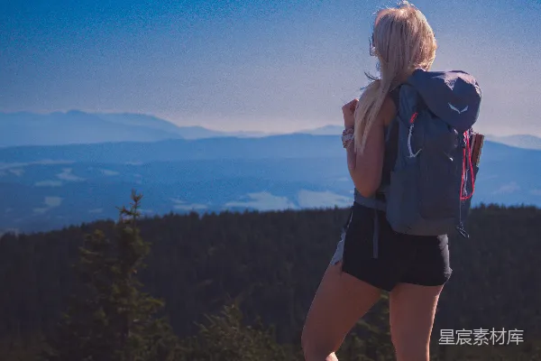 高清摄影 背着背包的女人在山上俯瞰风景