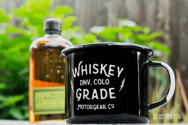 高清摄影 一张黑白的Whiskey DNV特写照片，背景是Cold Grade Motor Gear Co.的马克杯。