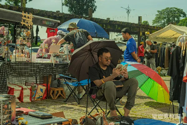 高清摄影 在户外市场下伞购物的人们