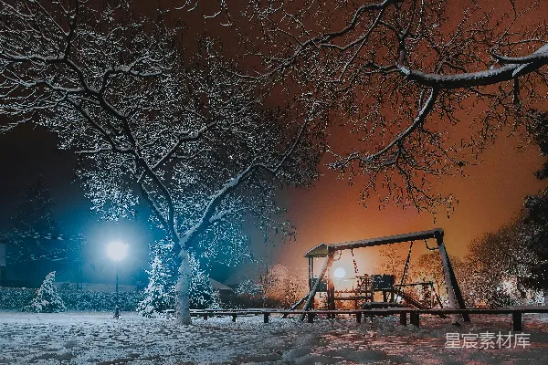 高清摄影 一个雪夜中公园的长椅