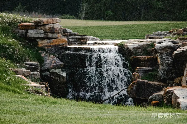 高清摄影 棕色和灰色的岩石在白天的绿色草地上。