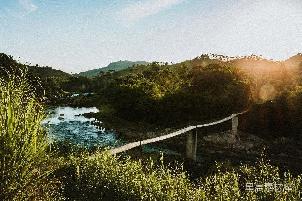 高清摄影 棕色木桥横跨河流